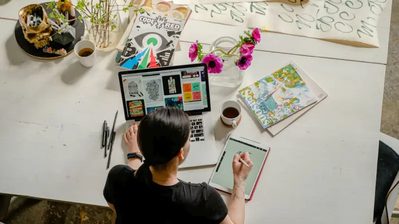 Branding i rebranding marki: Kompletny przewodnik po sztuce kreowania tożsamości